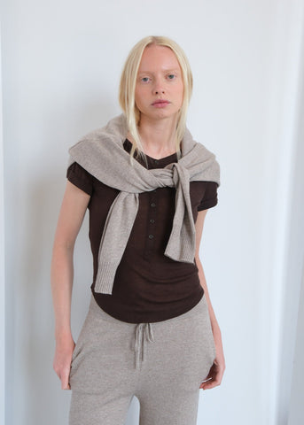 Madeleine Henley - Lightweight Cuffed Short Sleeve Henley Top | Geel