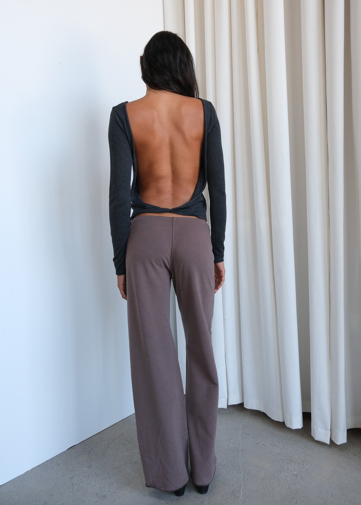 Light gray Justine Pant from geel.us, showcasing a relaxed fit with smooth fabric and stylish details for casual wear.