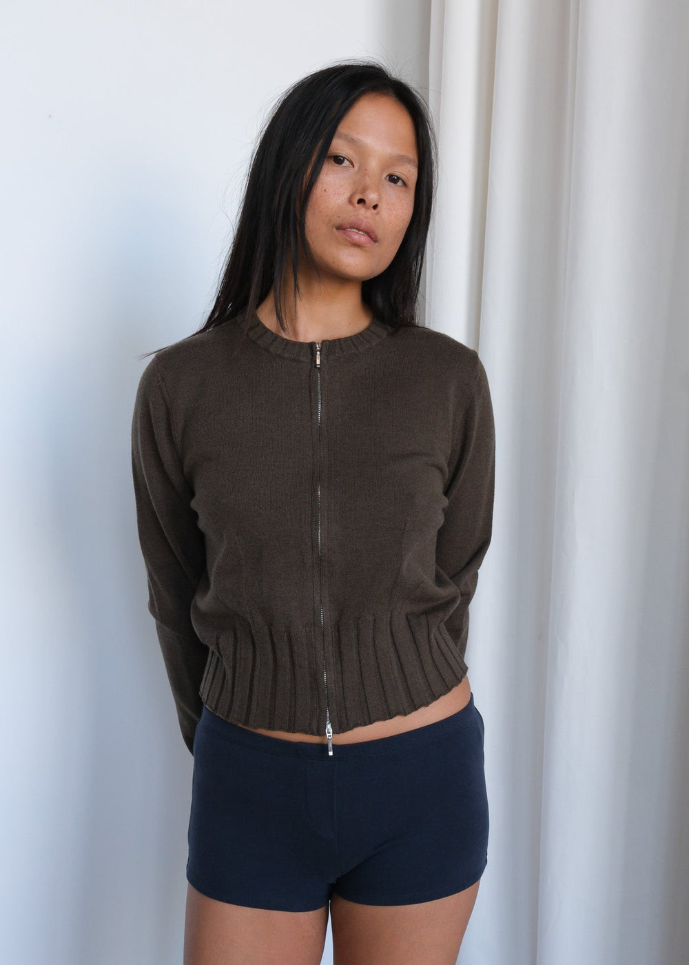 Geel Dennis Zip Cardigan in gray with front zipper and ribbed cuffs, casual knitwear for men.