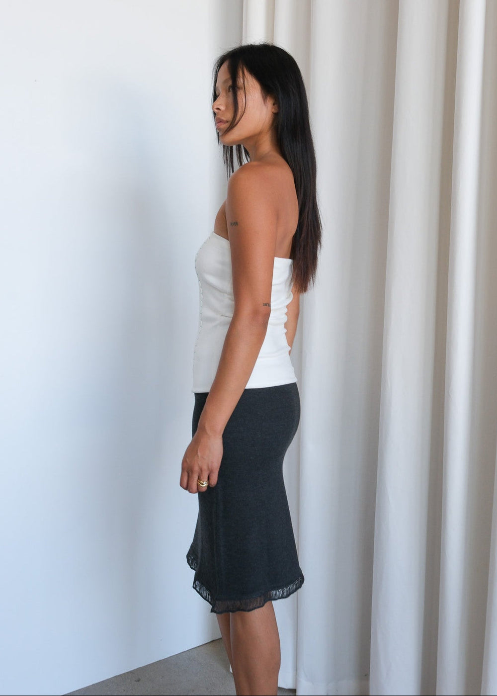 Beige Louisa skirt from geel.us, styled with a high waist and flowy fabric, perfect for casual or dressy occasions.