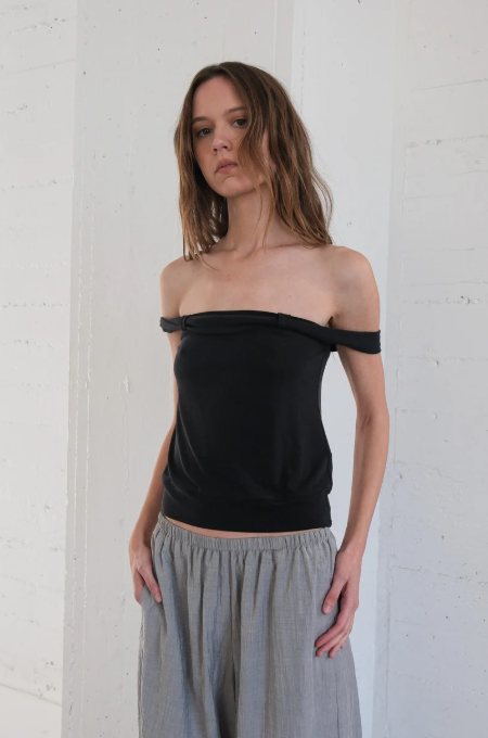 Wilson Onyx top from geel.us, stylish apparel with a sleek black design, suitable for casual or athletic wear.